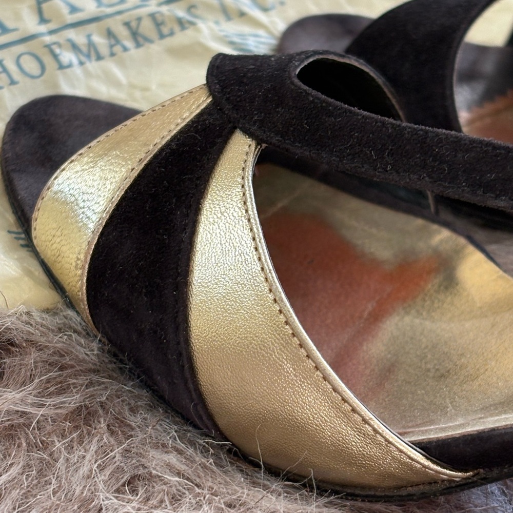 Elegant Black and Gold Heels with Shimmering Finish